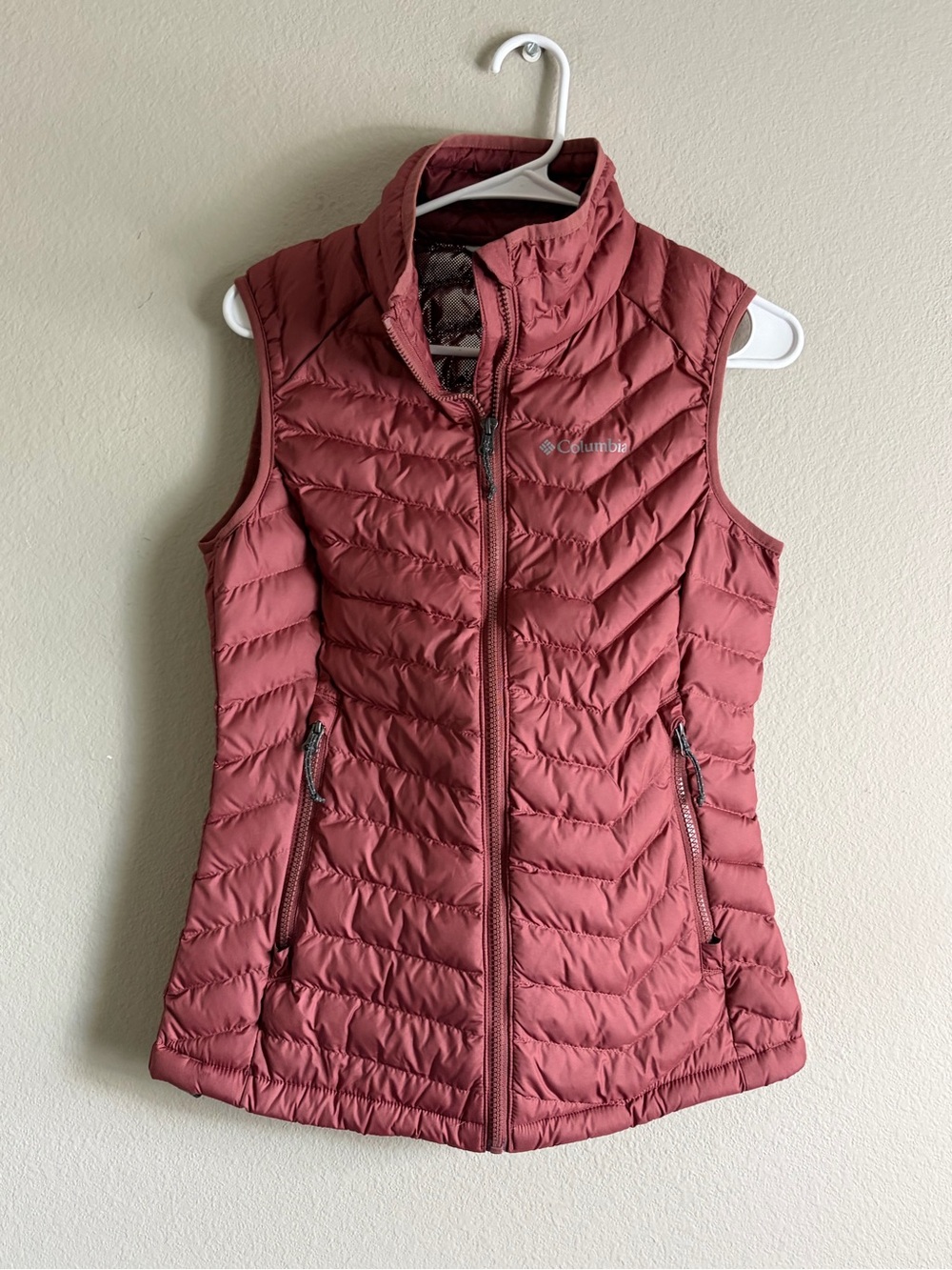 Women Columbia Omni-heat vest in a dusty rose size small - VGUC